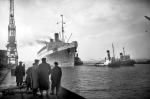 QUEEN MARY Arriving